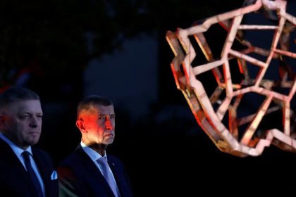 Fico prišiel za Babišom do Prahy, protestujúci ho vypískali