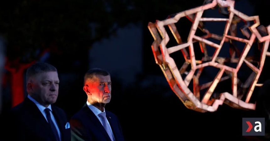 Fico prišiel za Babišom do Prahy, protestujúci ho vypískali