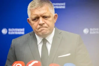 Fico vedie dvojkoľajnú „ľavicovú“ politiku