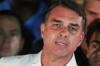 Flávio Bolsonaro mal po prehre odísť do USA, polícia preveruje zákaz vycestovať