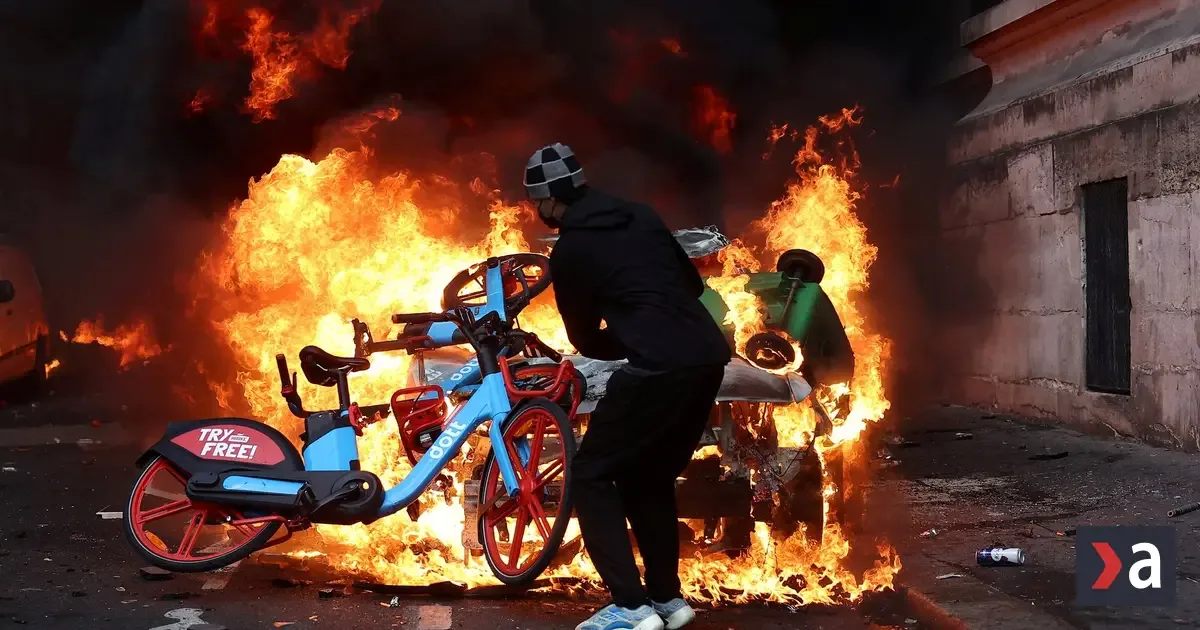 Francúzsko nasadí na protesty 70-tisíc policajtov, Macron odkladá cestu do Afriky