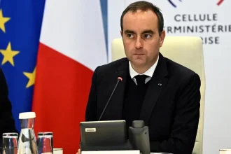 Francúzsko zaviedlo zákaz nočného vychádzania po protestoch a rabovaní