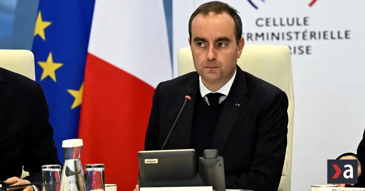 Francúzsko zaviedlo zákaz nočného vychádzania po protestoch a rabovaní