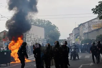 Francúzsko zažíva násilie: tínedžeri podpaľujú školy, stovky škôl zatvorené