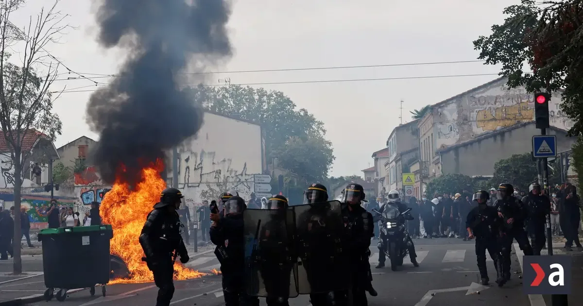 Francúzsko zažíva násilie: tínedžeri podpaľujú školy, stovky škôl zatvorené