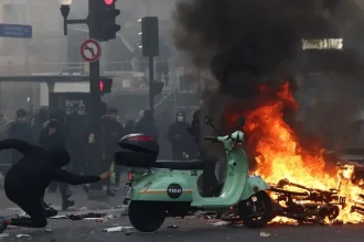 Francúzskom otriasli masové protesty, polícia zadržala minimálne 166 osôb