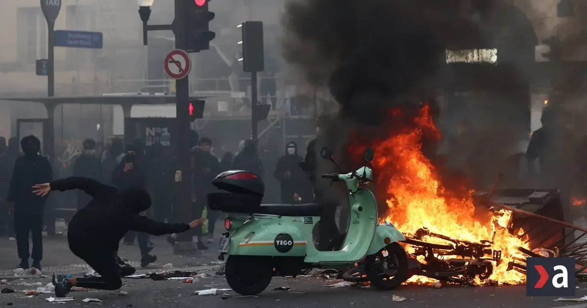 Francúzskom otriasli masové protesty, polícia zadržala minimálne 166 osôb