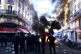 Francúzsky minister vnútra: Polícia počas protestov stratila kontrolu