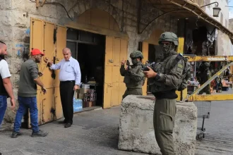Francúzsky primátor napadnutý kovovými tyčami, Barrot žiada Izrael potrestať útočníkov