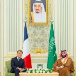 Macron dohodol v Rijáde ďalšie dodávky nafty, zareagoval aj na nepokoje v krajine