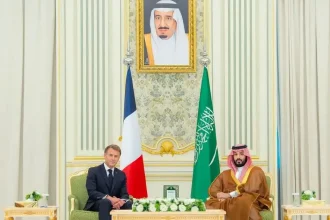 Macron dohodol v Rijáde ďalšie dodávky nafty, zareagoval aj na nepokoje v krajine