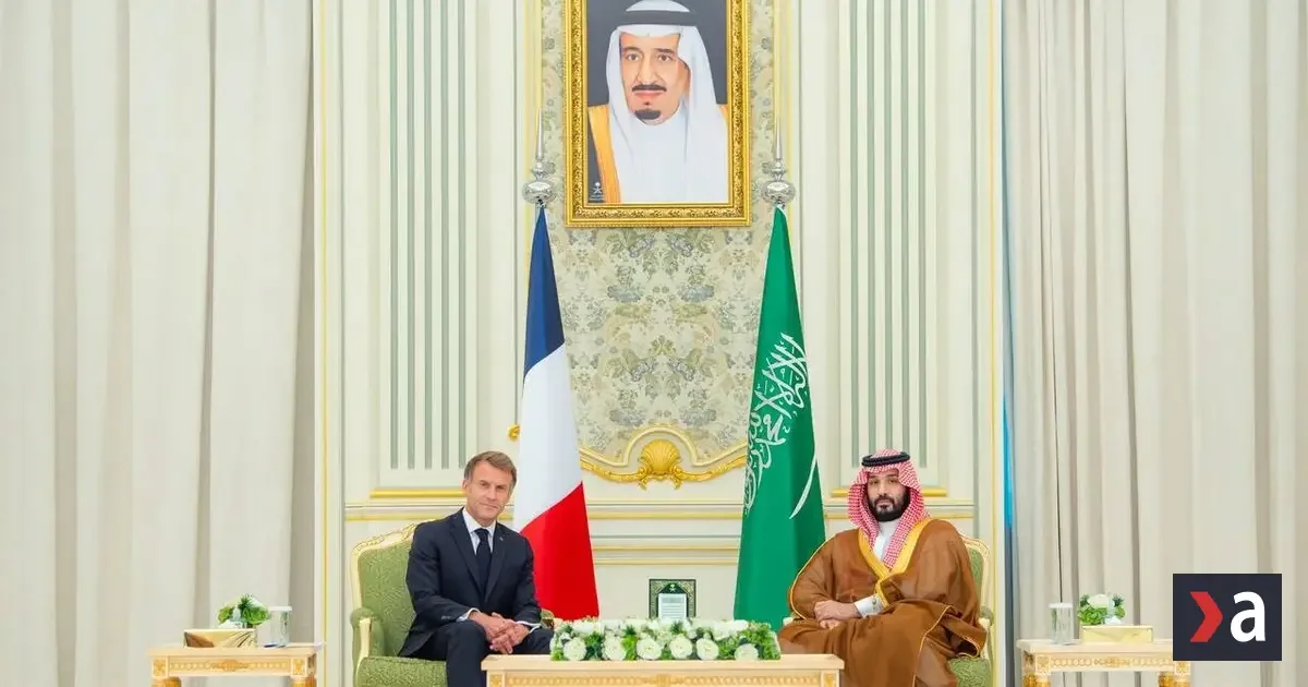 Macron dohodol v Rijáde ďalšie dodávky nafty, zareagoval aj na nepokoje v krajine