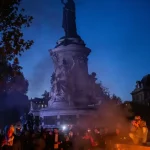 Macron po násilných protestoch sľubuje tvrdý postup, zadržali takmer 2 400 ľudí