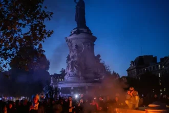Macron po násilných protestoch sľubuje tvrdý postup, zadržali takmer 2 400 ľudí