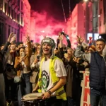 Masový protest v Belehrade: študentov privítali tisíce ľudí, Srbsko čakajú kľúčové voľby