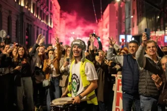 Masový protest v Belehrade: študentov privítali tisíce ľudí, Srbsko čakajú kľúčové voľby