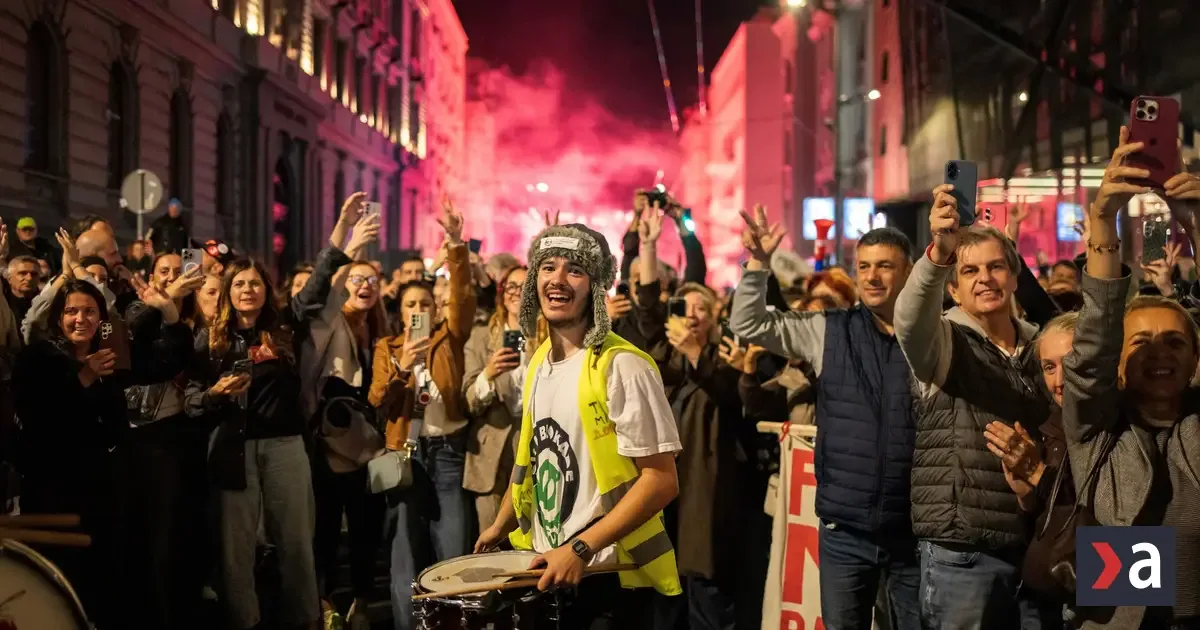 Masový protest v Belehrade: študentov privítali tisíce ľudí, Srbsko čakajú kľúčové voľby