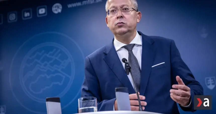 Minister financií sa chváli stabilným ratingom. O rok to nechcel potvrdiť