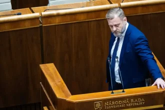 Minister vnútra chce zvýšiť platy, SaS to vidí ako predvolebnú rozdávačku