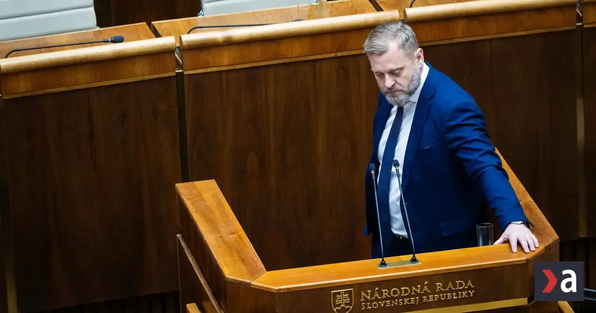 Minister vnútra chce zvýšiť platy, SaS to vidí ako predvolebnú rozdávačku