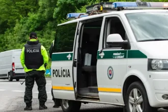 Mladíka, ktorý sa pred školou dievčine vyhrážal nožom, vzala polícia do väzby