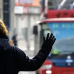 Muž v Bratislave napadol študentov medicíny čakajúcich na autobus