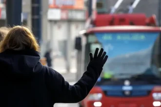 Muž v Bratislave napadol študentov medicíny čakajúcich na autobus