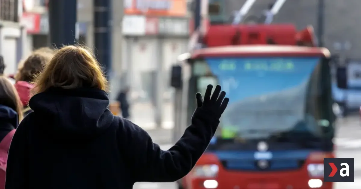 Muž v Bratislave napadol študentov medicíny čakajúcich na autobus