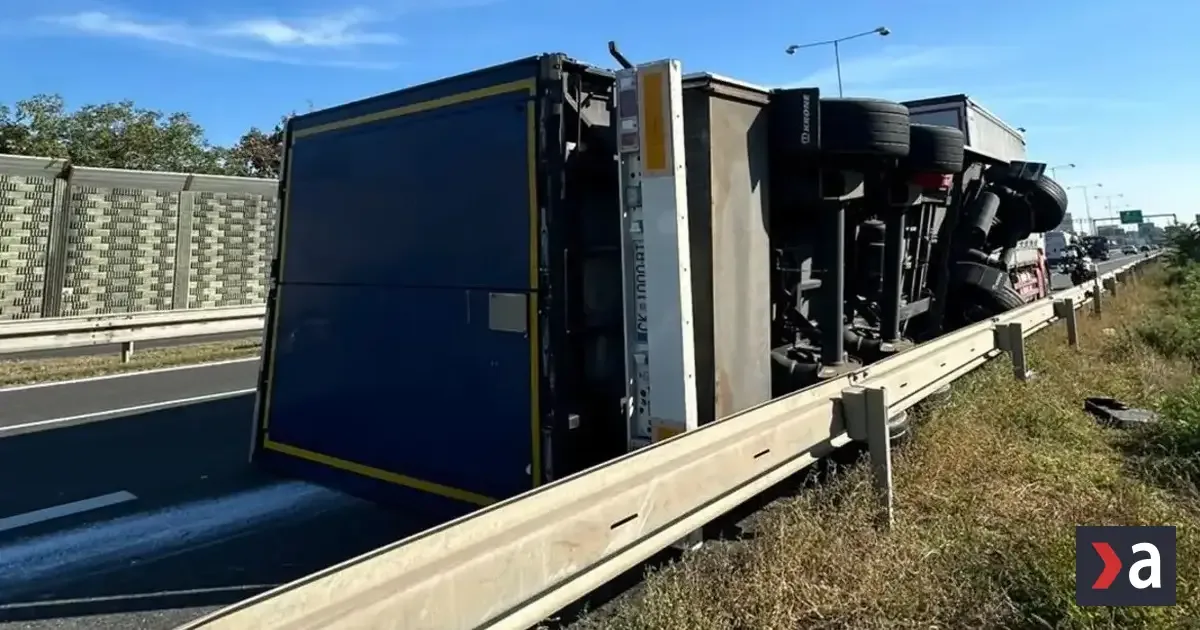 Na D1 smerom do Trnavy sa tvorí kolóna. Prevrátený kamión obmedzuje dopravu