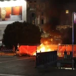 Na políciu v Miláne hádzali kamene, stanicu metra Duomo zatvorili