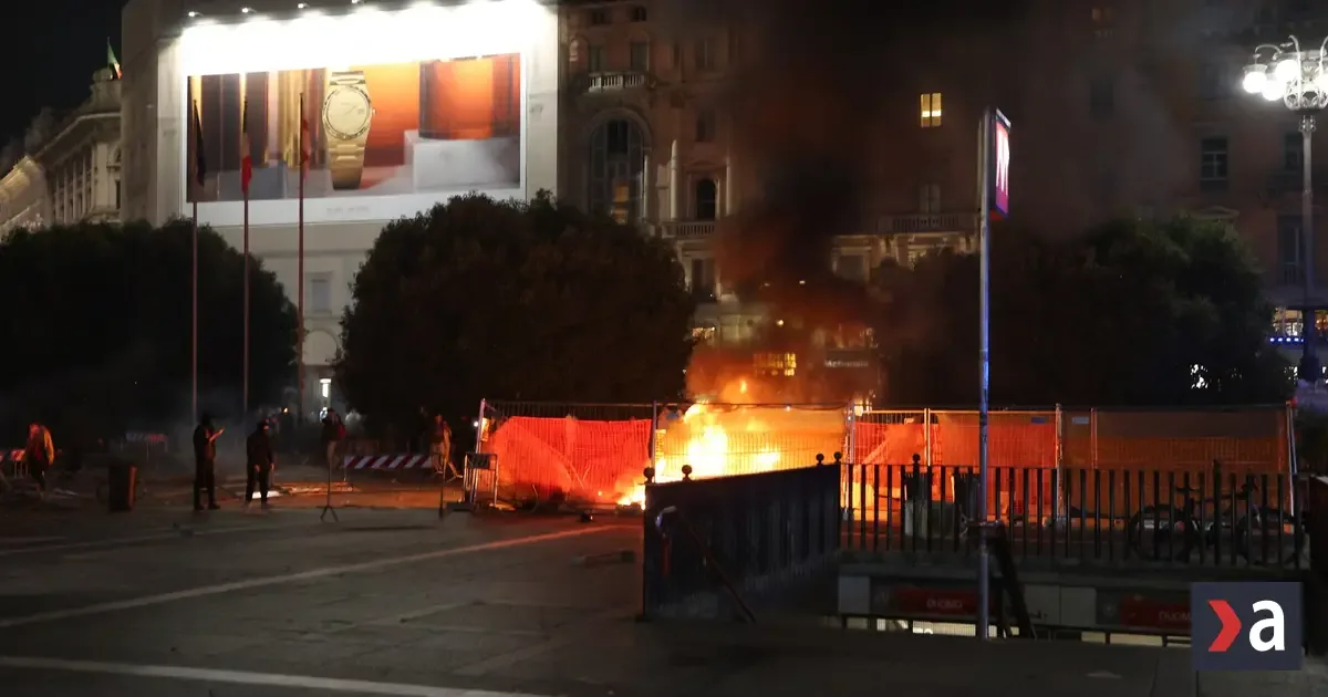 Na políciu v Miláne hádzali kamene, stanicu metra Duomo zatvorili