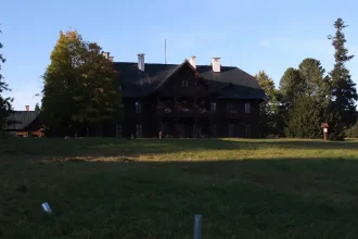 Národný park stavia v Tatranskej Javorine plot s elektrickou bránou, návrat pred rok 1989