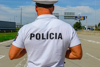 Nemali nárok, no dostali trvalý pobyt. Obvinili šéfa cudzineckej polície v Košiciach
