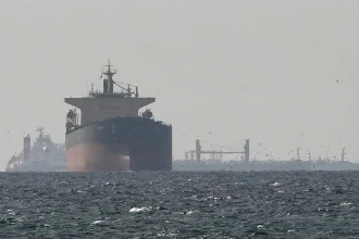 Neznámy projektil zasiahol tanker pri Saudskej Arábii, posádka sa evakuovala