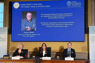 Nobelovu cenu za fyziku získal Francis Halzen za objavy v astrofyzike