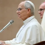 Pápež Lev XIV. po operácii pľúc opäť chodí, audiencie zrušili