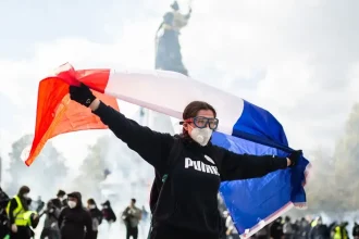 Paríž a ďalšie mestá sprísňujú nočný zákaz vychádzania a zaviedli zákaz demonštrácií