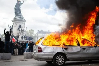 Paríž predlžuje zákaz vychádzania aj na dnešnú noc, sprísňuje pravidlá pre protesty