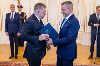 Pellegrini dostal od Fica na výber: buď poprie ústavu, alebo seba