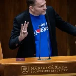 Platy politikom znížené o polovicu, ak je štát v strate? Návrh poslali do parlamentu