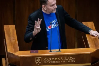 Platy politikom znížené o polovicu, ak je štát v strate? Návrh poslali do parlamentu