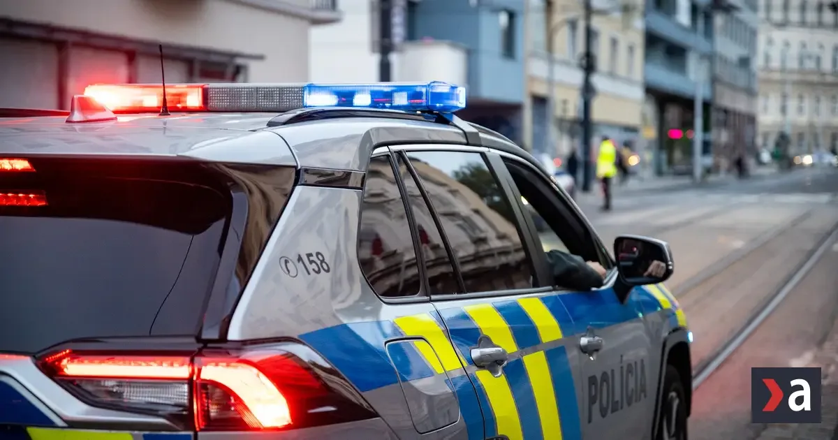 Policajti zachránili 90-ročnú ženu, ktorá sedela na parapete okna v Ružinove