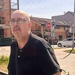 Polícia pátra po mužovi z fotografie po útoku na pošte v Senci