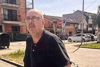 Polícia pátra po mužovi z fotografie po útoku na pošte v Senci