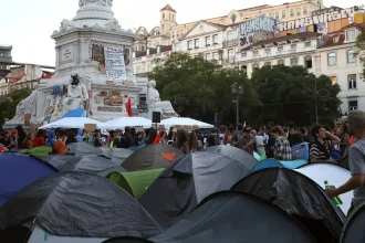 Polícia zadržala v stanovom tábore 55 demonštrantov a zabavila vyše dvesto stanov