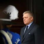 Polovičné cestovné vo vlakoch pokračuje aj v novembri, uviedol Fico