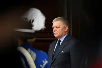 Polovičné cestovné vo vlakoch pokračuje aj v novembri, uviedol Fico