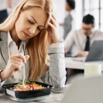 Poobedná ospalosť: kedy je únava varovným signálom a čo vysvetľuje lekár