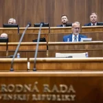 Poslanci dostávajú na asistentov a kancelárie viac ako 4-tisíc eur mesačne
