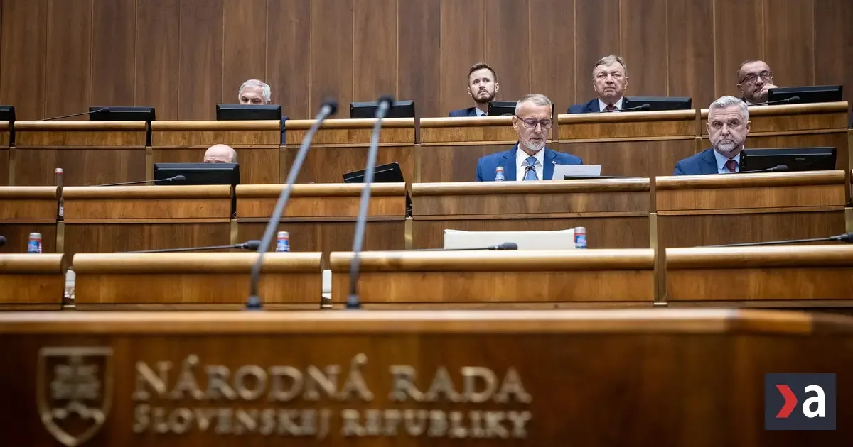 Poslanci dostávajú na asistentov a kancelárie viac ako 4-tisíc eur mesačne